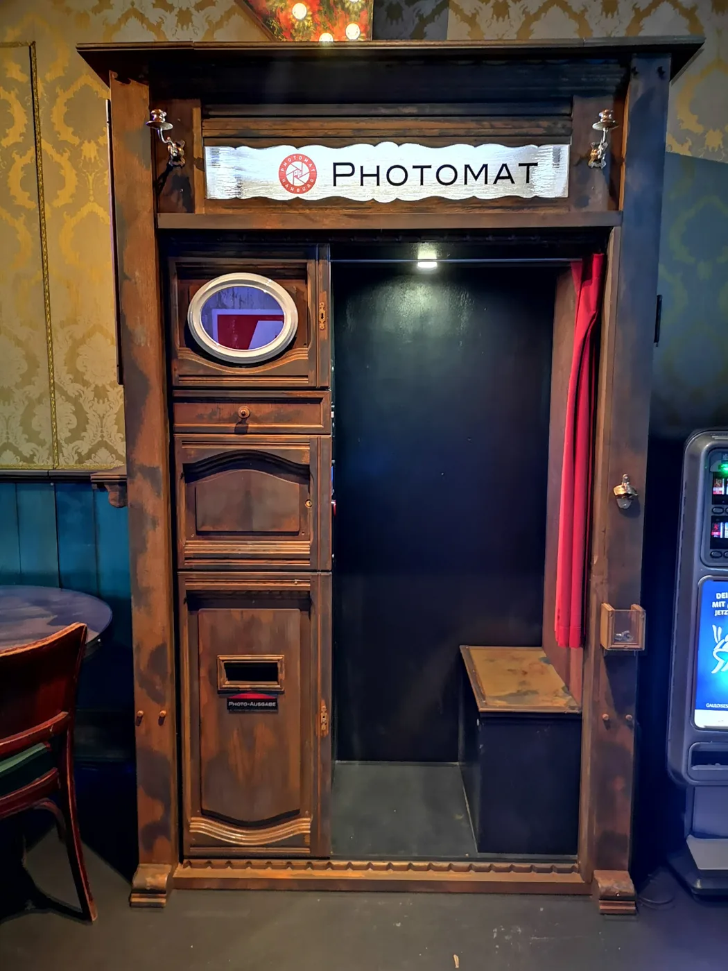 Retro-Fotoautomat von Photomat Hamburg als Daueraufstellung in einer Bar