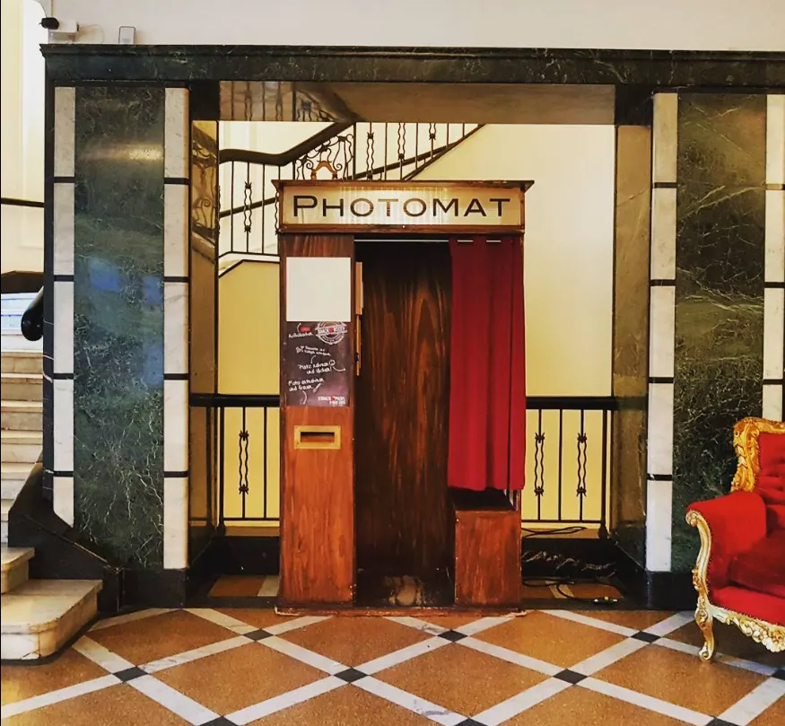 Begehbarer Fotoautomat von Photomat Hamburg mit Vorhang und Sofortdruck