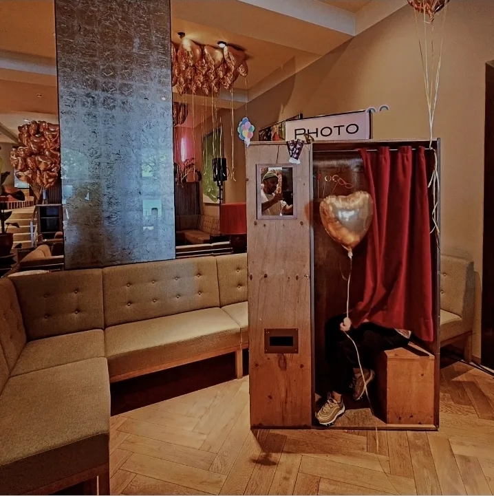 Fotoautomat von Photomat Hamburg dauerhaft aufgestellt in einer Hotel-Lobby
