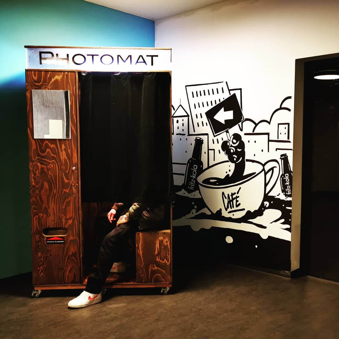 Begehbarer Fotoautomat Wooden King von Photomat Hamburg, auf dem KI-Porträts als Zusatzoption möglich sind